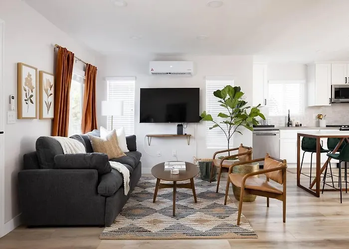 Cozy 2 Bedroom Home With Hot Tub And Patio